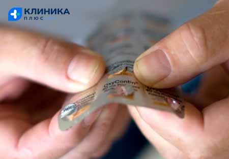 Наркоман достаёт таблетку из блистера