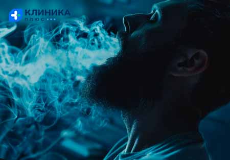 Встревоженный мужчина держится за голову
