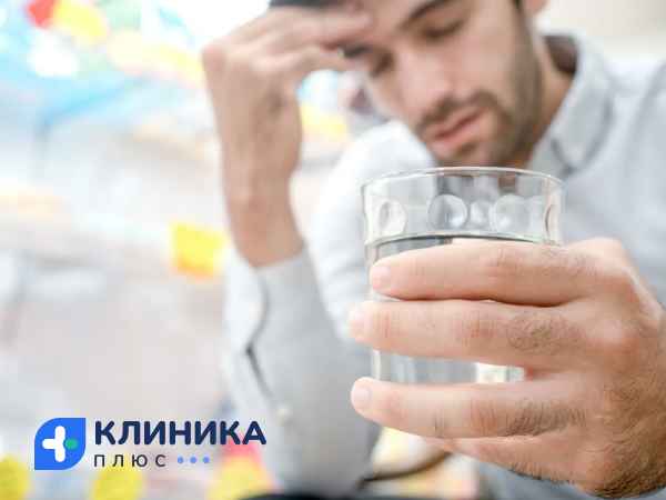 Мужчина держит стакан