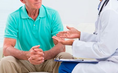 Врач беседует с пожилым пациентом