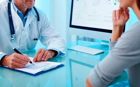 Пациент и врач сидят за столом